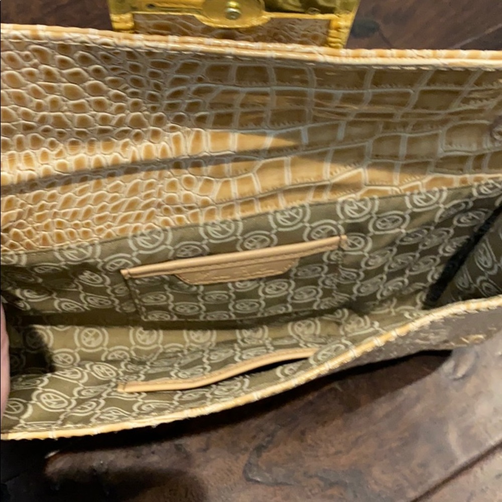 Clutch - Picture 3 of 3